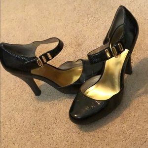 MICHAEL Michael Kors black/gold heels